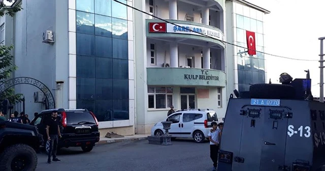 Kulp Belediyesi ve HDP İlçe Başkanlığı binasında arama yapıldı