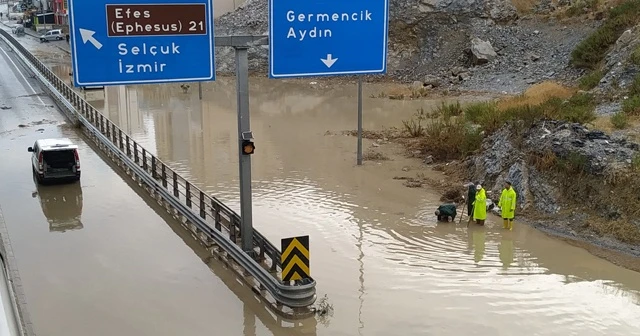 Kuşadası’nda sağanak yağmur etkili oldu