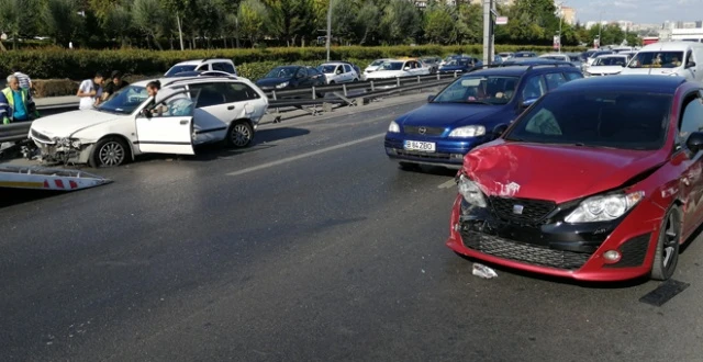 Makas atan gençler zincirleme kazaya neden oldu