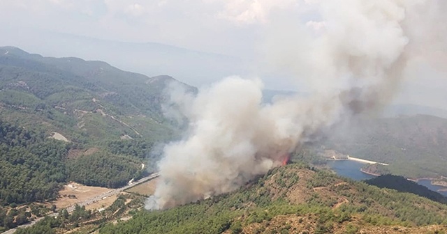 Marmaris&#039;te orman yangını, bölgeye takviye helikopterler istendi