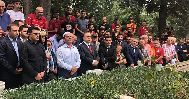 Metin Oktay kabri başında anıldı