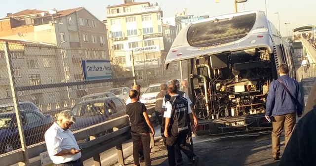 Metrobüste yangın çıktı, seferler aksadı