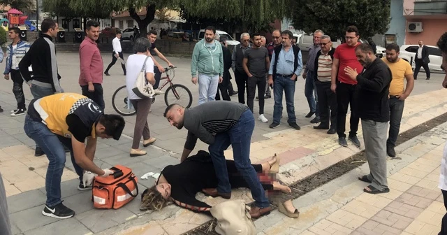 Meydanın ortasında bileklerini kesti