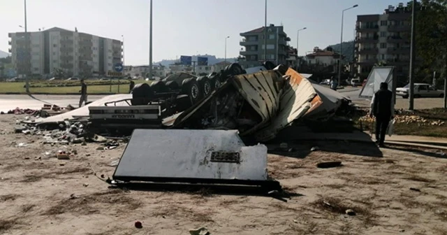 Milas’ta sebze yüklü tır kaza yaptı