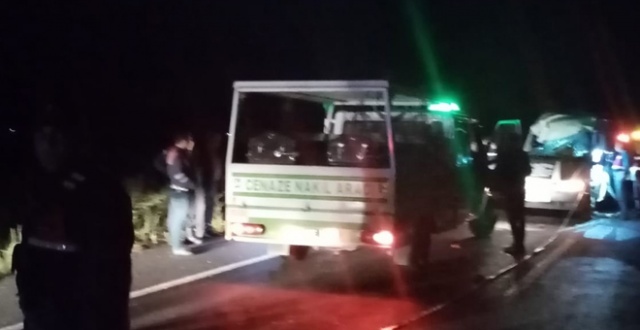 Minibüs traktöre arkadan çarptı: 1 ölü, 2 yaralı