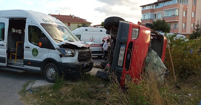 Öğrenci servisiyle tarım işçilerini taşıyan minibüs çarpıştı