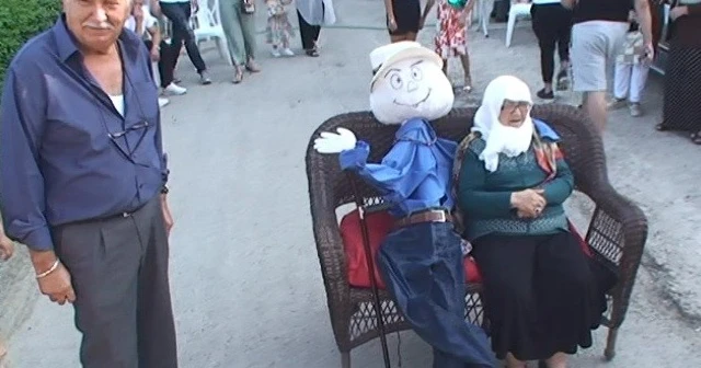 Ölen eşine duyduğu özlemi kuklasıyla gidermeye çalışıyor