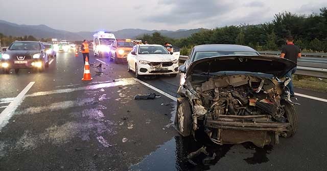Otoyolda 4 aracın karıştığı trafik kazasında 2 kişi yaralandı