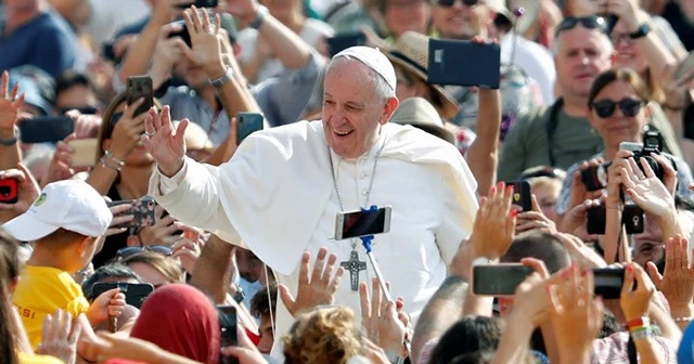 Papa Francis asansörde mahsur kaldı