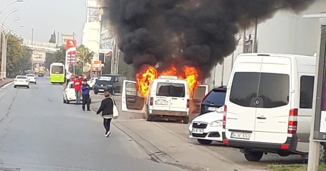 Park halindeki araç alev alev yandı