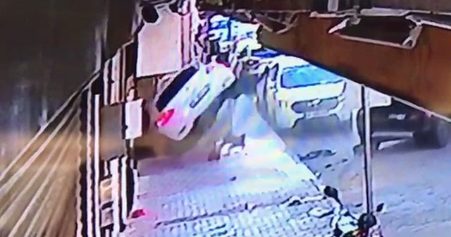 Park halindeki araçlara çarpıp apartman boşluğuna uçtu