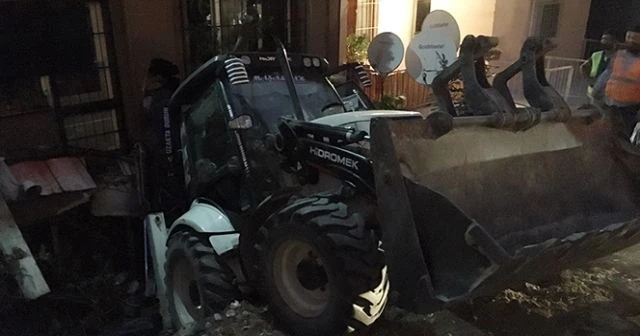 Park halindeki kepçe 5 katlı binaya daldı