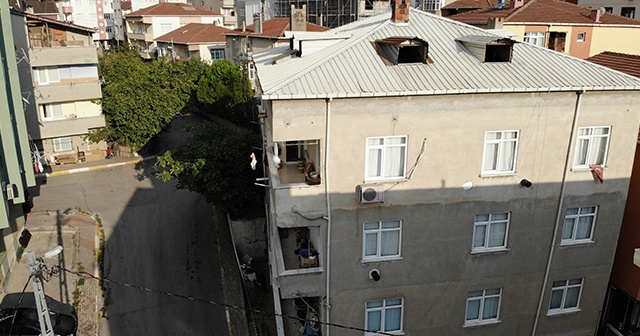 Pendik deprem nedeniyle binada çatlaklar oluştu! Bina tahliye edildi