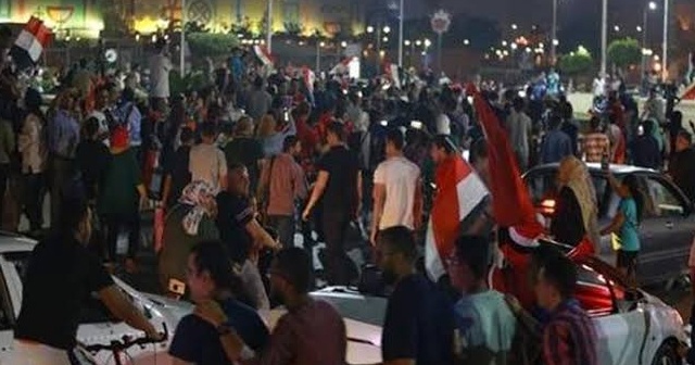 Protestolar korkuttu! Tahrir Meydanı kapatıldı
