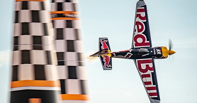 Red Bull Air Race&#039;te şampiyon Matt Hall