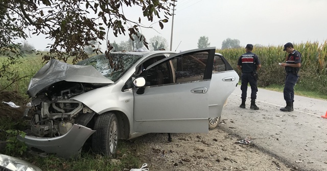 Sakarya&#039;da otomobil ağaca çarptı: 3’ü ağır 5 yaralı