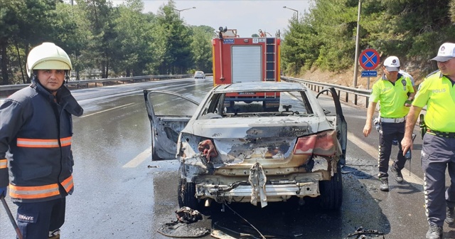 Seyir halindeki araç TEM otoyolunda alev aldı