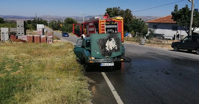 Seyir halindeki otomobil alev aldı