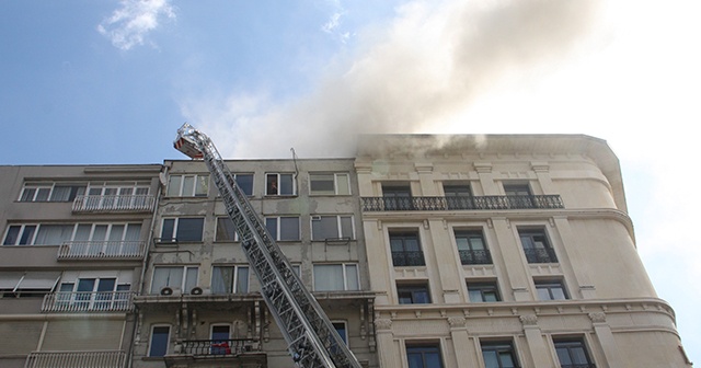 Şişli’de 9 katlı bir binanın çatısında yangın