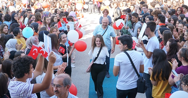 Suların &quot;altın kızı&quot; sınıf arkadaşlarına kavuştu