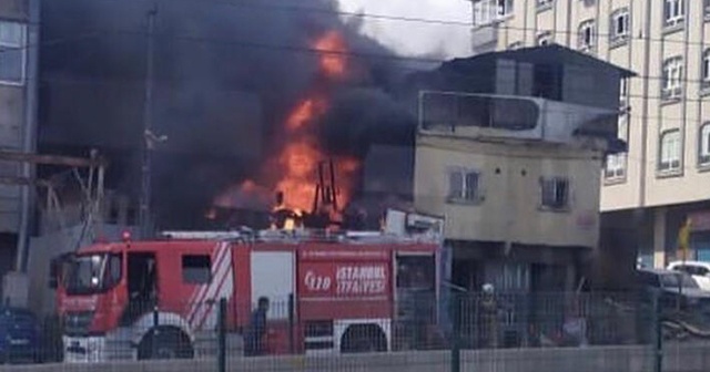 Sultangazi&#039;de bir oto tamircisinde korkutan yangın