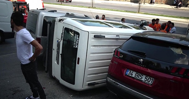 Sultangazi&#039;de park halindeyken kaymaya başlayan araç 7 araca çarptı