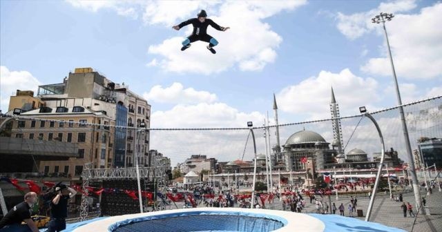 Taksim&#039;de serbest uçuş heyecanı