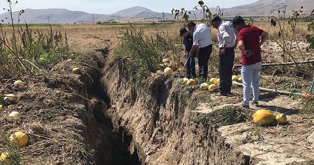 Tarım arazisinde 1 kilometrelik yarık oluştu