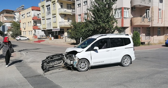 Ticari araçlar kavşakta çarpıştı