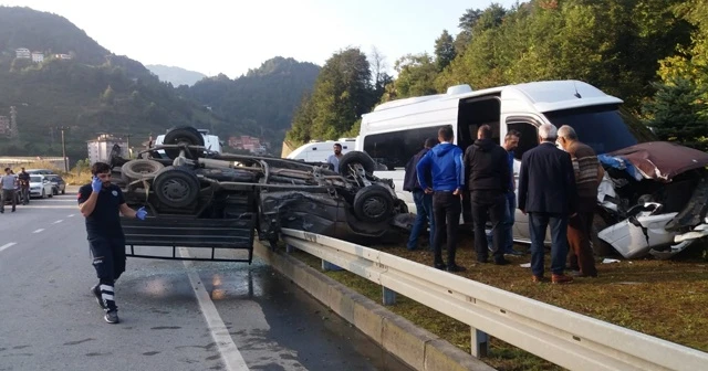 Trabzon'da öğrenci servisi pikap ile çarpıştı: 2 yaralı