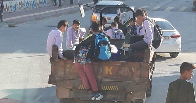 Traktörün arkasına bindirdiği öğrencilerle tehlikeli yolculuk