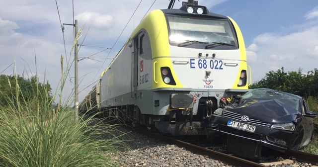 Trenin çarptığı otomobilin sürücüsü yaralandı