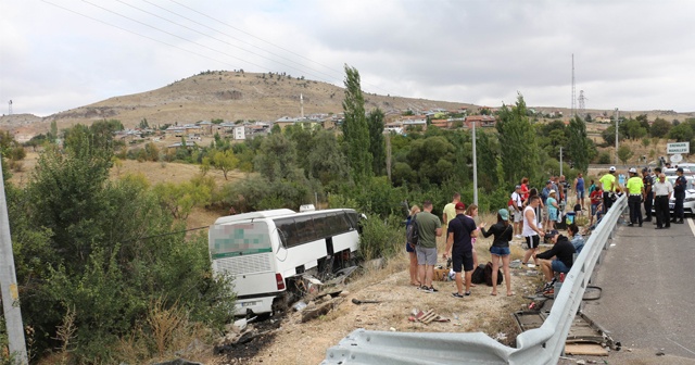 Tur otobüsü yoldan çıktı: 3 yaralı