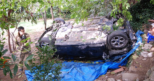 Üsküdar&#039;da otomobil bahçeye yuvarlandı