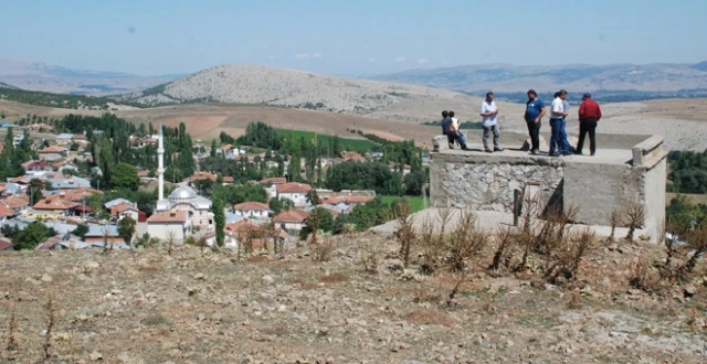 Yakınları ile iletişim kurmak için tepeye çıkıyorlar