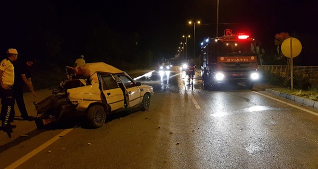 Yakıtı biten otomobili iten gençlere kamyonet çarptı