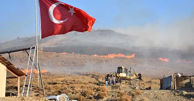 Yangında eşyalarını bıraktı, Türk bayrağını kurtardı