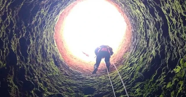 Yavru 4 köpeği çuvala koyup kuyuya attılar