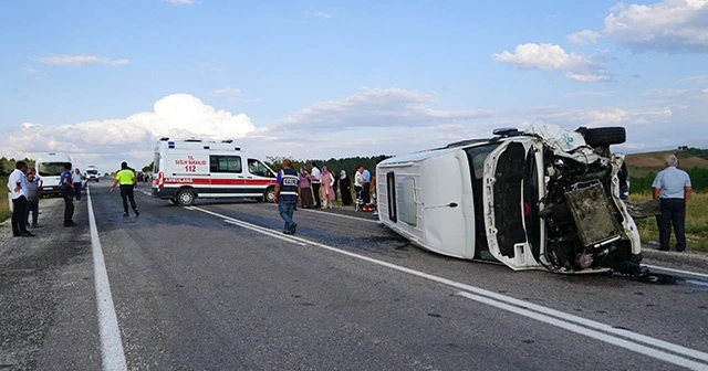 Yolcu minibüsü ile kamyonet çarpıştı