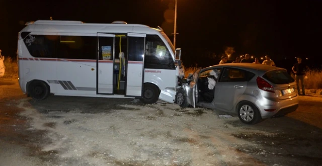 Yolcu minibüsü ile otomobil kafa kafaya çarpıştı