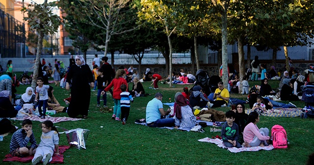 Zeytinburnu&#039;nda vatandaşlar parklara akın etti