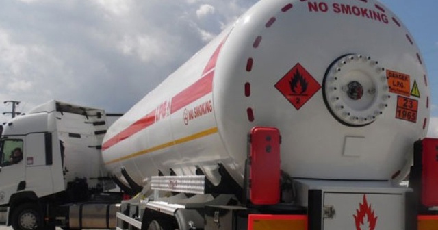 15 ton LPG yüklü tanker devrildi, facianın eşiğinden dönüldü