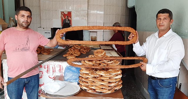 30 yıllık simitçiden 1 metre 25 santimlik simit