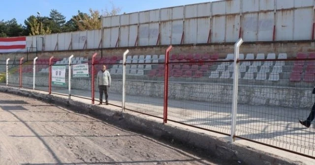 63 yaşındaki fanatik taraftar tek başına takımını destekledi