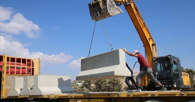 Afrin sınırına beton blok sevkiyatı