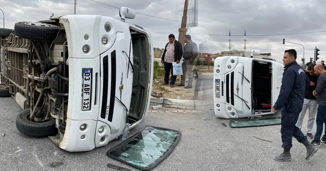 Afyonkarahisar'da kamyon ile minibüs çarpıştı: 19 yaralı