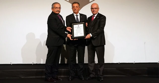 Ahmet Nur Çebi mazbatasını aldı