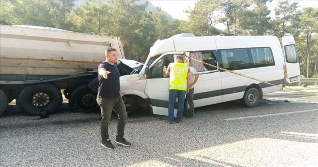 Akkuyu Nükleer Güç Santrali&#039;nde çalışan işçileri taşıyan servis kamyona çarptı: 2 ölü, 11 yaralı