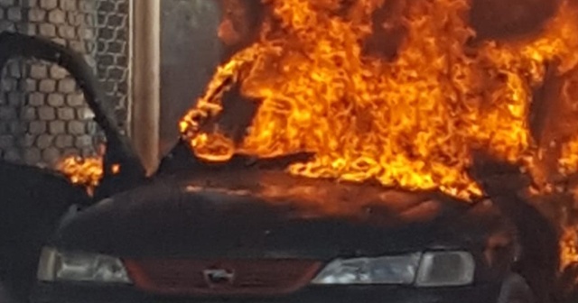 Alev alev yanan otomobil hurdaya döndü