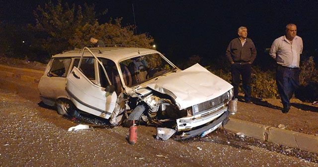 Alkollü sürücü önce elektrik direğini devirdi sonra karşı yola geçti